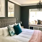 Modern 1-Bedroom In Vibey Sea Point, Cape Town