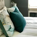 Modern 1-Bedroom In Vibey Sea Point, Cape Town