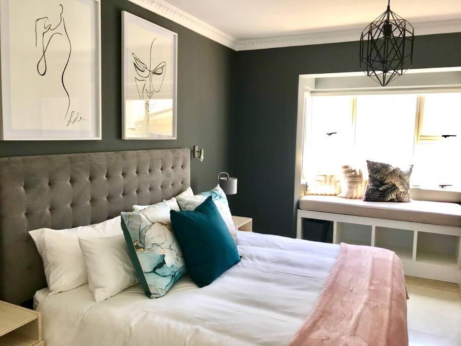 Modern 1-bedroom In Vibey Sea Point, Apartment Cape Town